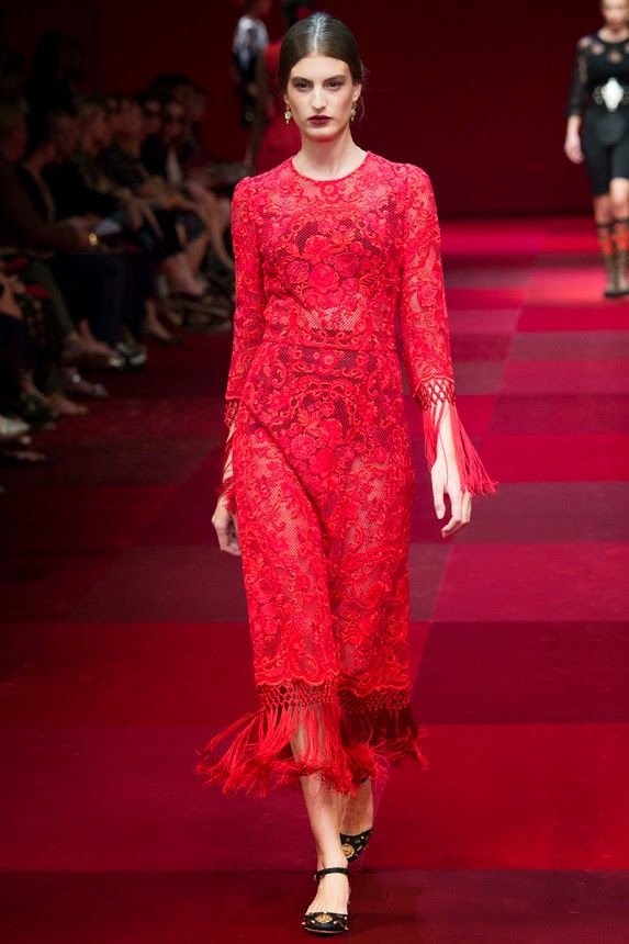 Кружевное красное платье с бахрамой